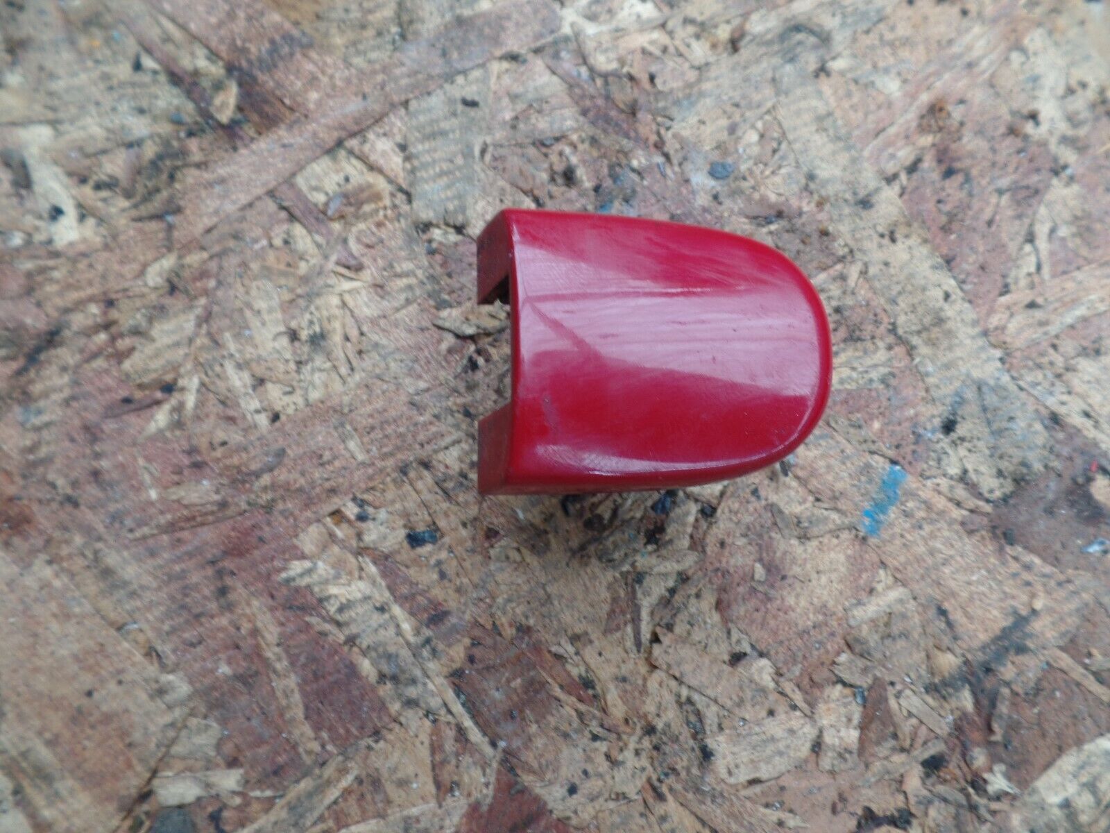 2002 AUDI A2. 1.4 PETROL. DOOR HANDLE LOCK COVER RED