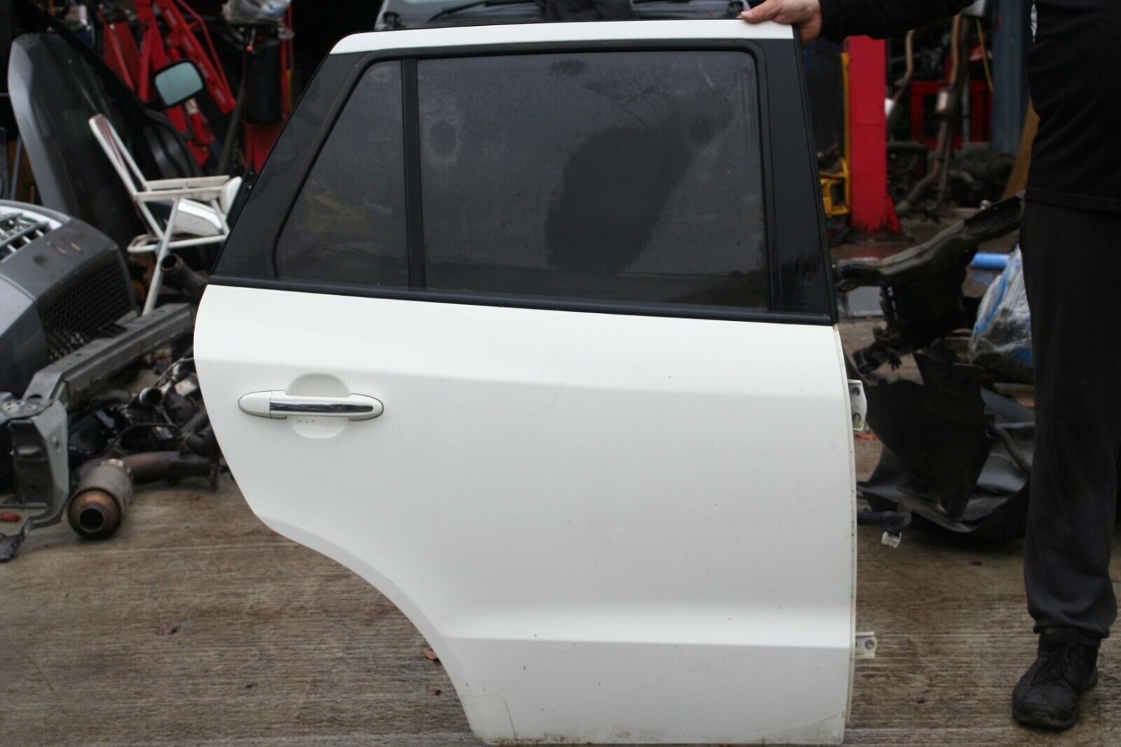 2010 HYUNDAI SANTA FE MK2. OSR DRIVER SIDE REAR DOOR COMPLETE IN WHITE