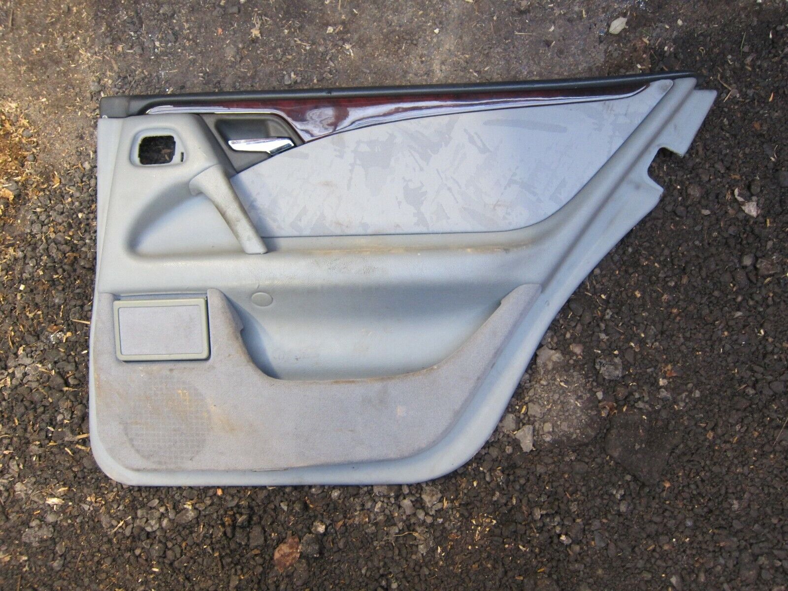 1996 MERCEDES BENZ E320 W210 ESTATE. O/S/R DRIVERS REAR DOOR CARD