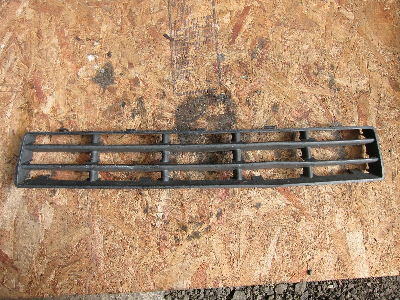 2001 VOLKSWAGON GOLF MK4. FRONT BUMPER GRILL