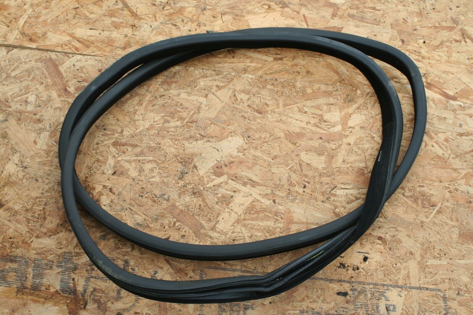 2006 MERCEDES ML 320 CDI W164. NSF PASSENGER SIDE FRONT DOOR RUBBER SEAL