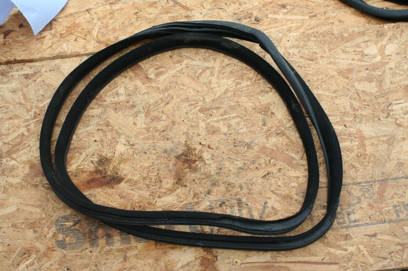 2006 MERCEDES ML 320 CDI W164. NSR PASSENGER SIDE REAR DOOR RUBBER SEAL