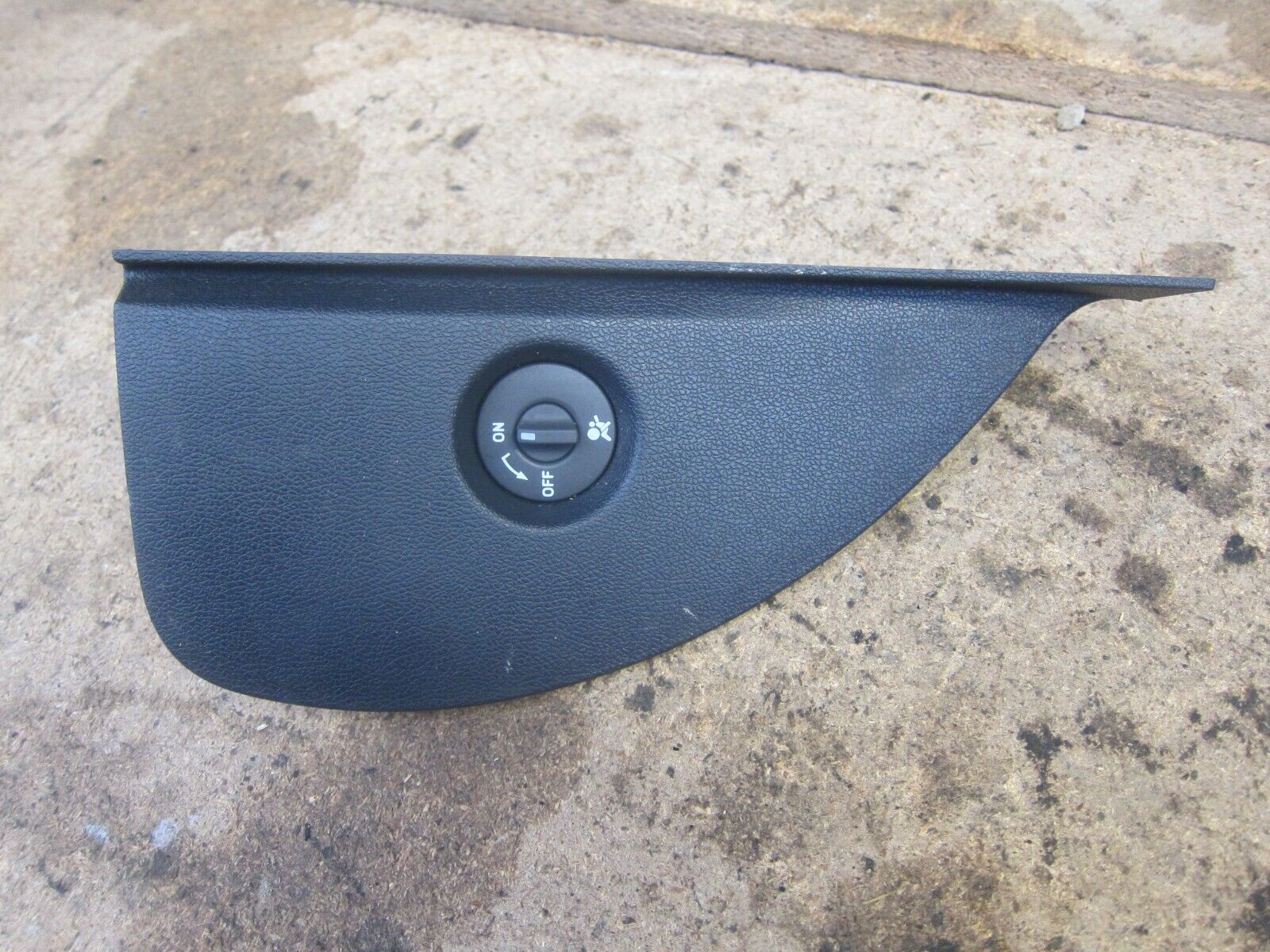 2006 RENAULT CLIO MK3. DASH END TRIM AIRBAG SWITCH