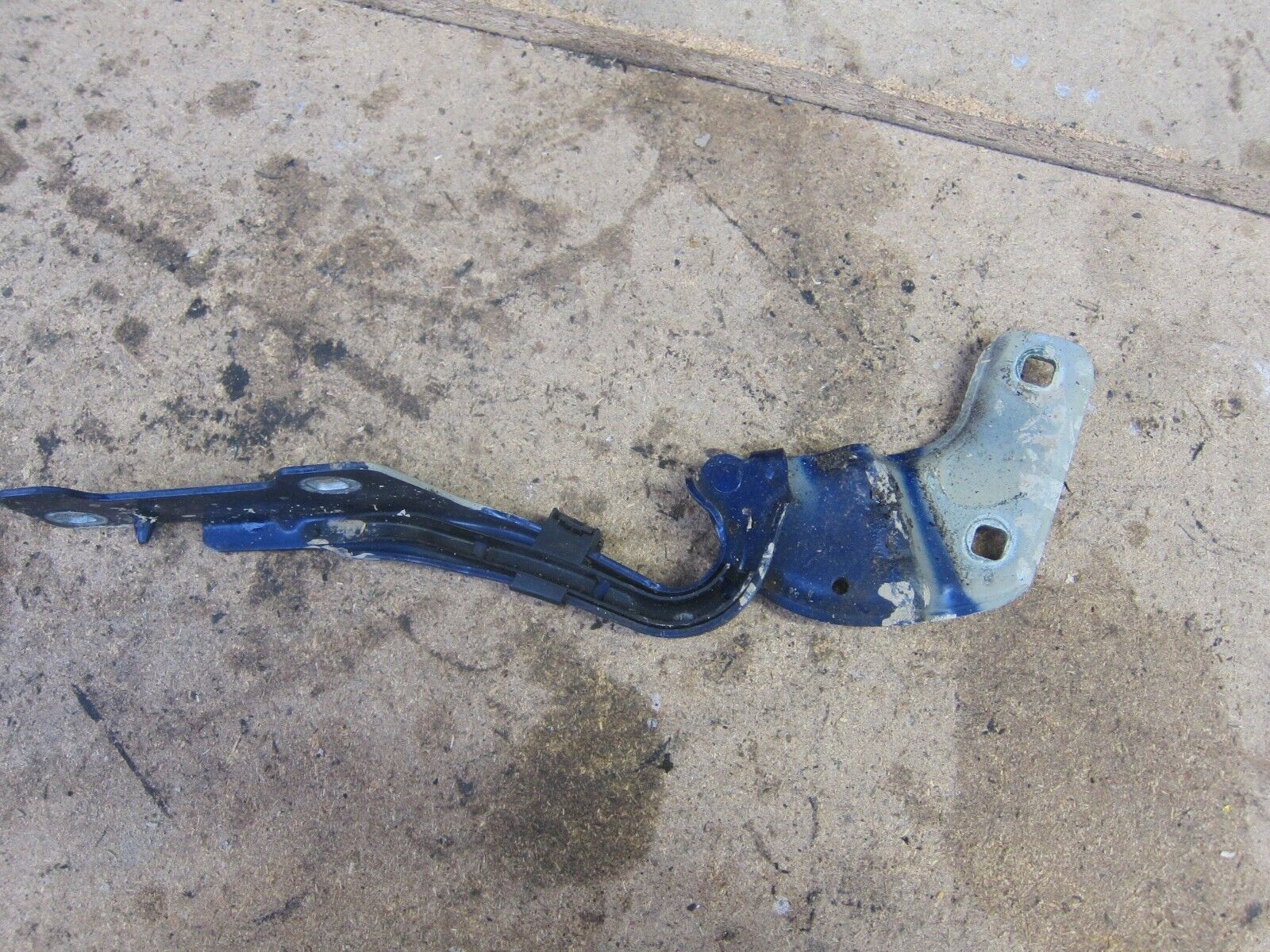 2006 RENAULT CLIO MK3. BONNET HINGE