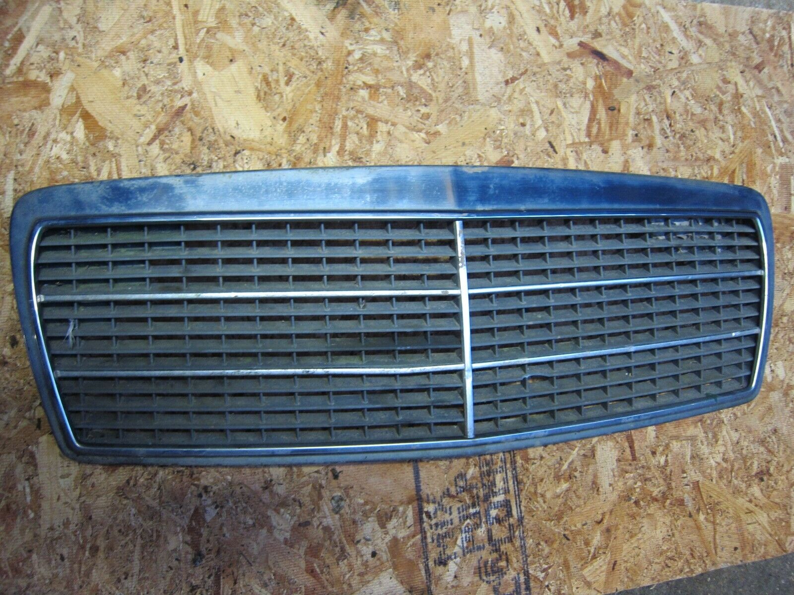 1996 MERCEDES BENZ E320 W210 ESTATE. FRONT BONNET GRILL