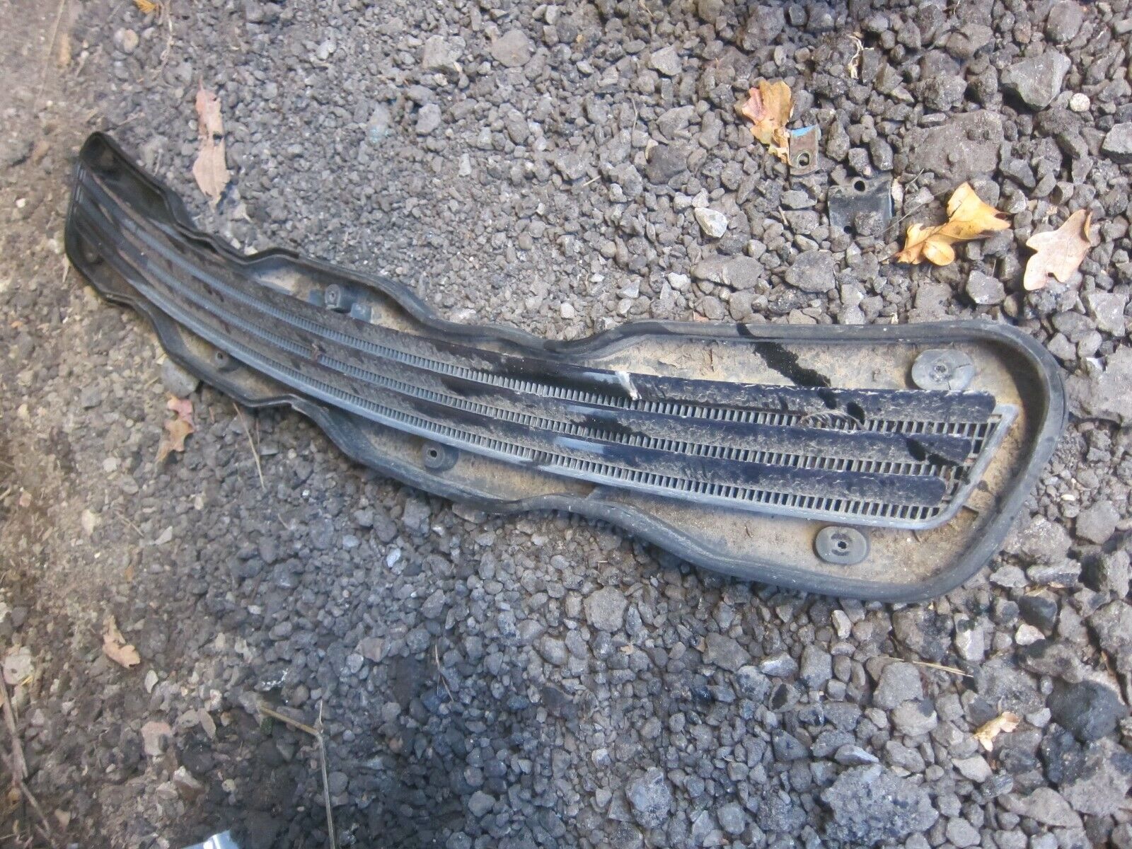 MERCEDES W210 E CLASS SALOON. BONNET VENT GRILLE