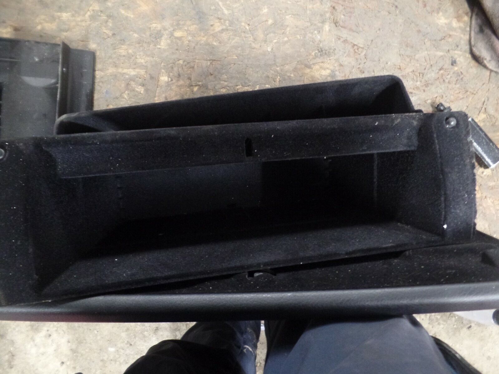 2008 LAND ROVER DISCOVERY 3. UPPER GLOVEBOX INSERT