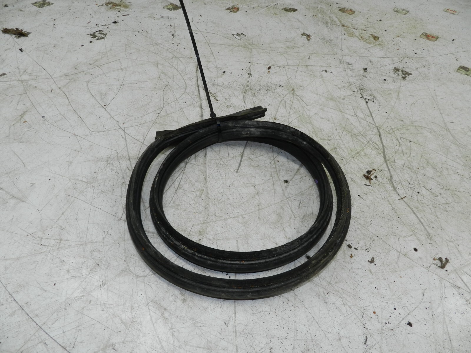 2008 FORD FOCUS CC CONVERTIBLE. BONNET RUBBER SEAL
