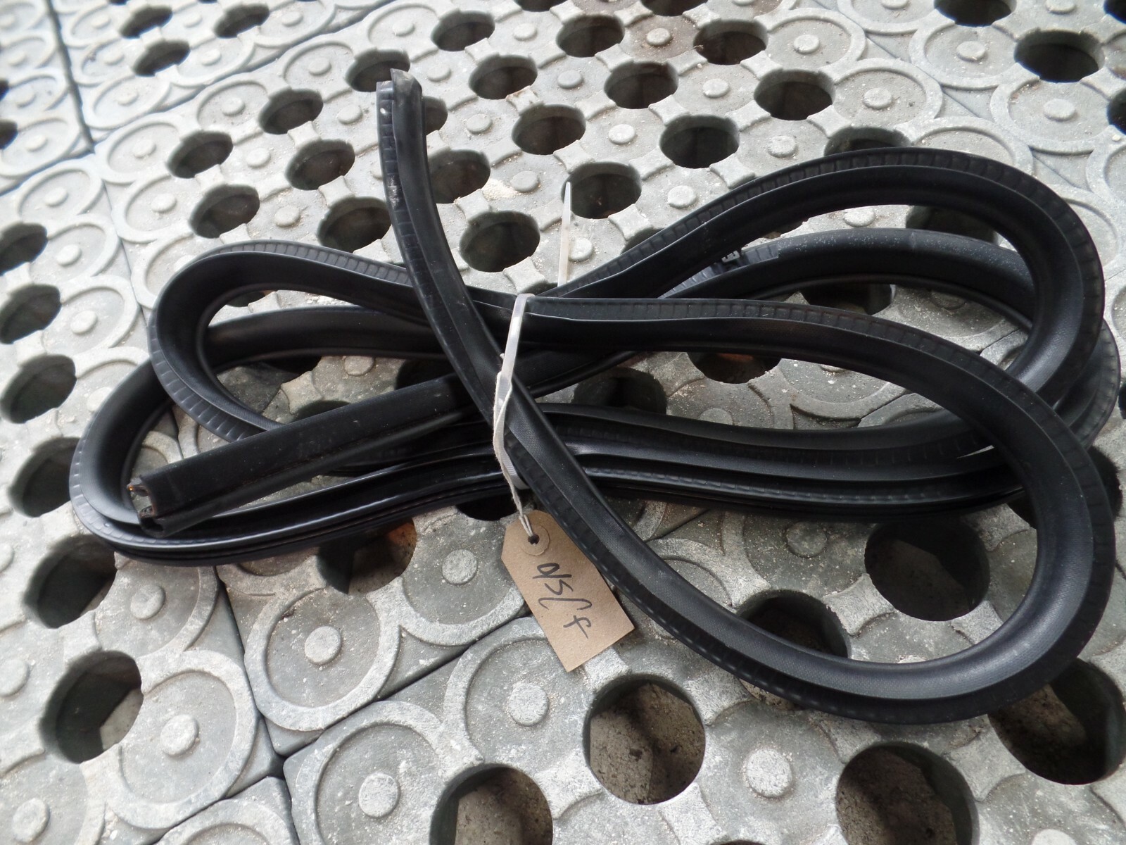 MK2 Nissan Note 2015 – Front Door Seal (Fits both Sides)