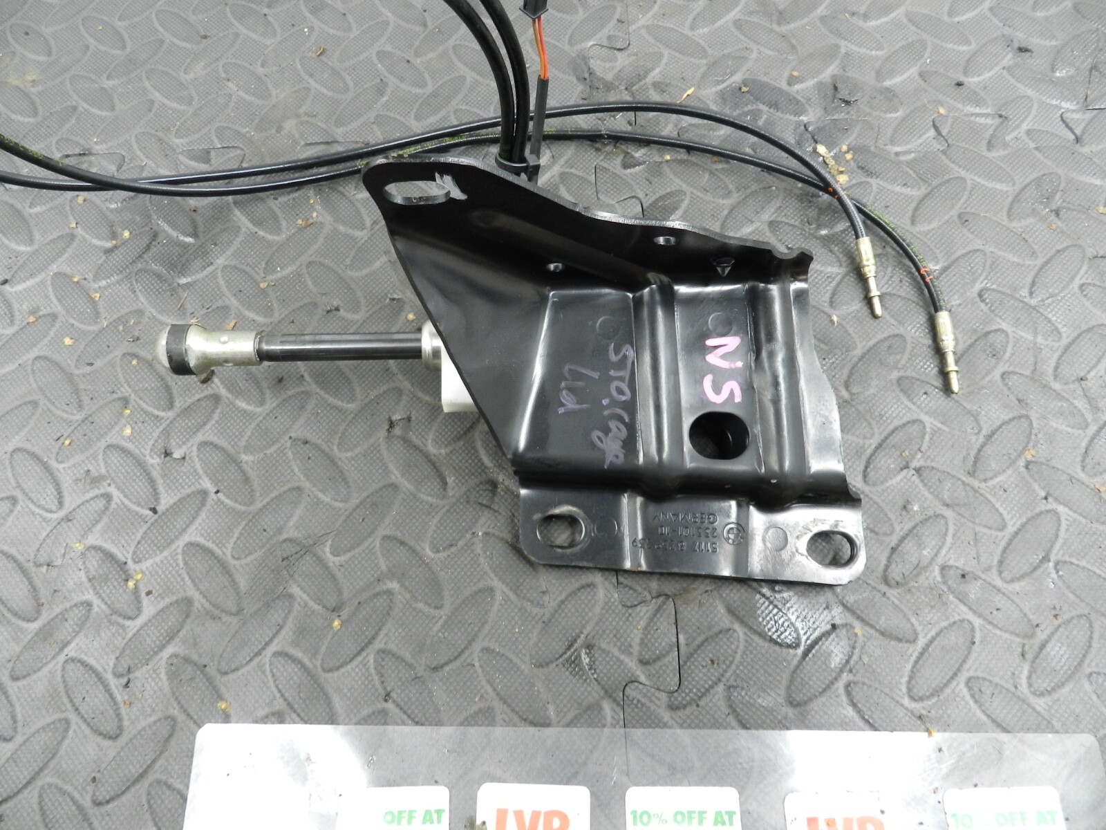 143. 2003 BMW E46 318Ci CONVERTIBLE. STORAGE LID HYDRAULIC STRUT CYLINDER LIFTER