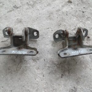 2003 LANDROVER DISCOVERY. NEAR SIDE FRONT (NSF) DOOR HINDGES.