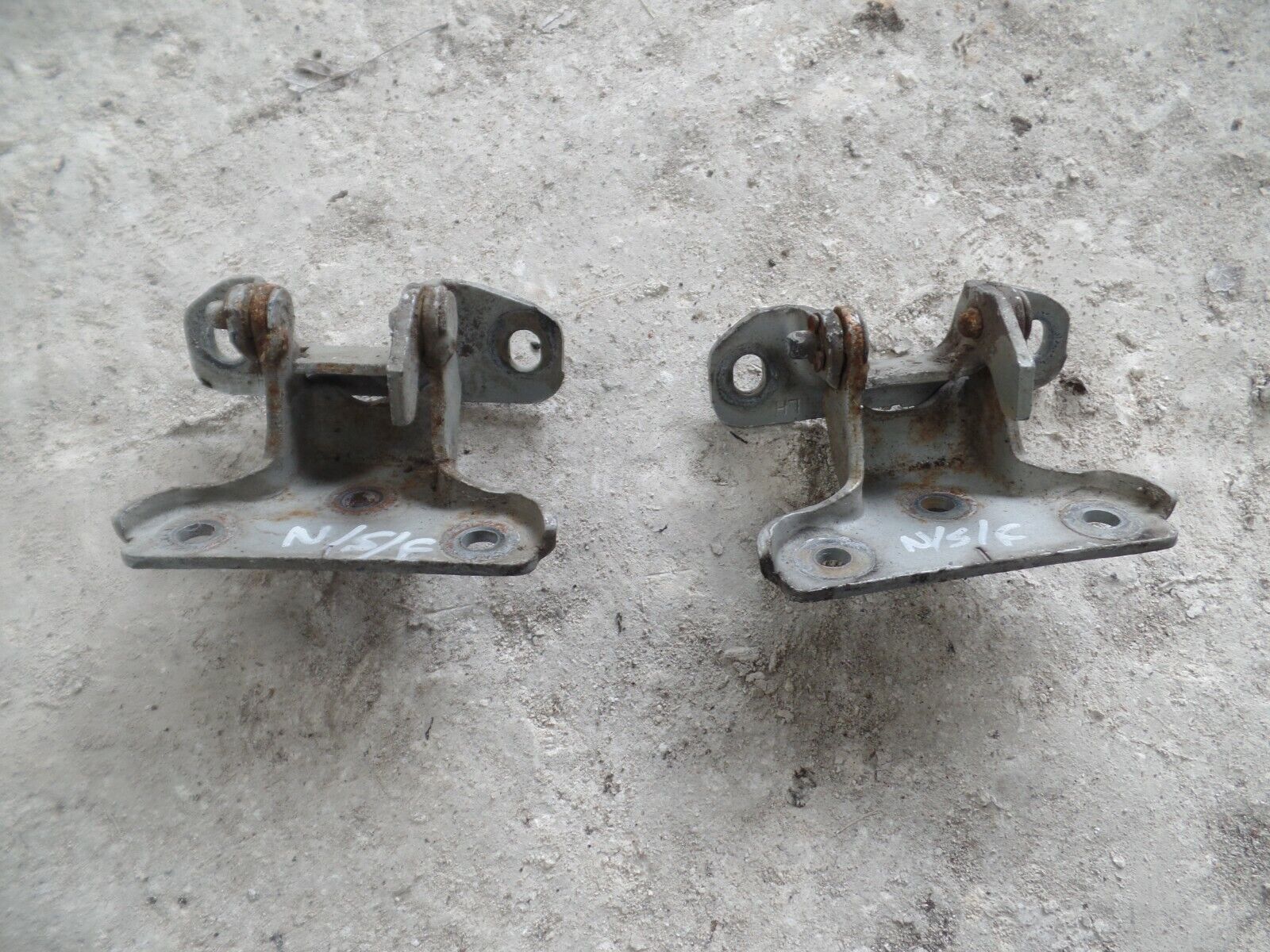 2003 LANDROVER DISCOVERY. NEAR SIDE FRONT (NSF) DOOR HINDGES.