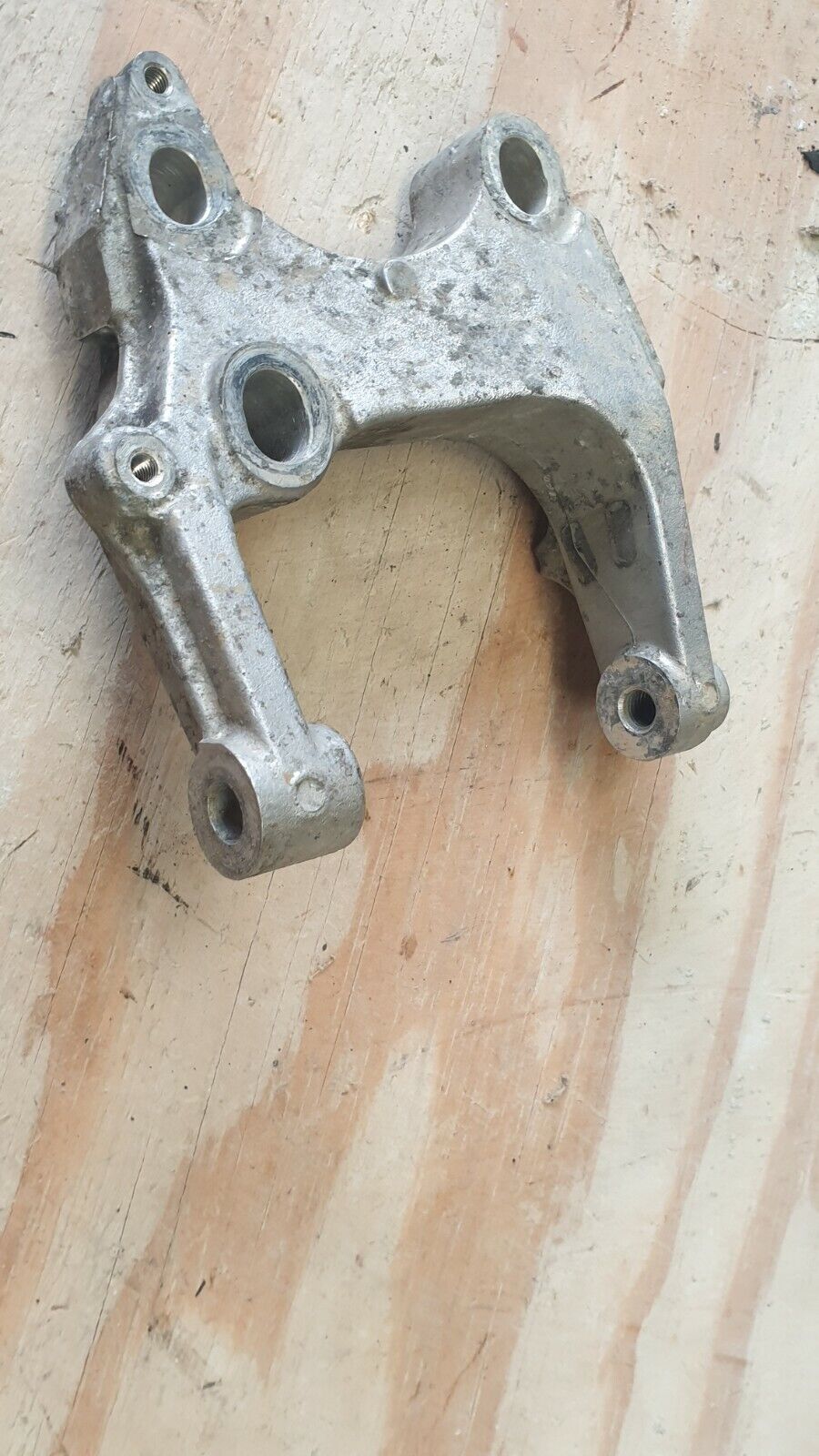 2005 HONDA JAZZ 1.4 PETROL AUTOMATIC. ENGINE MOUNT BRACKET.